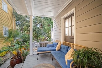 Building Photo - 237 Coming St