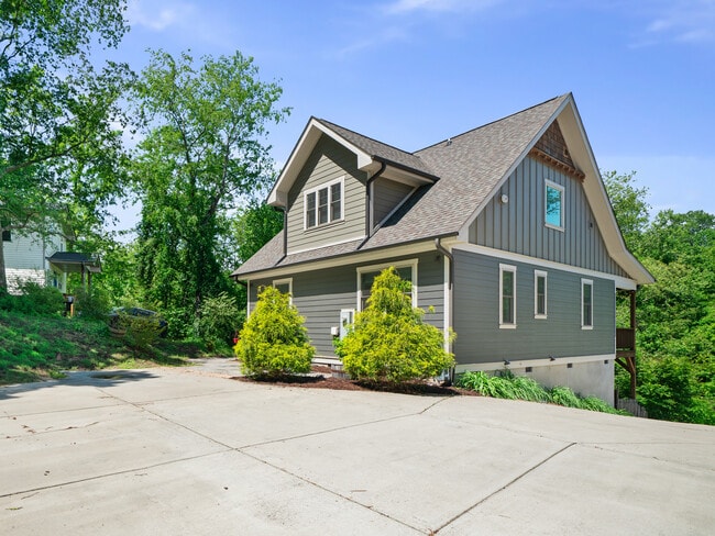 Building Photo - 70 Deaver St