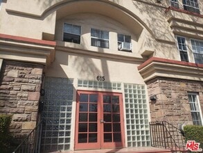 Building Photo - 615 N Rossmore Ave
