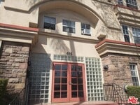 Building Photo - 615 N Rossmore Ave