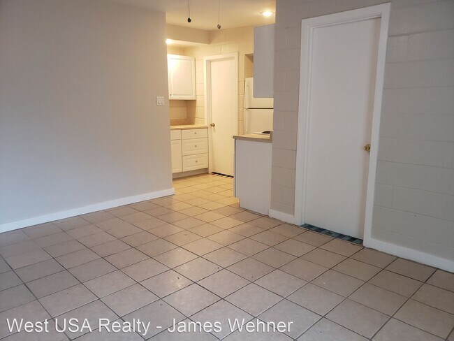 Building Photo - 2444 E Danbury Rd