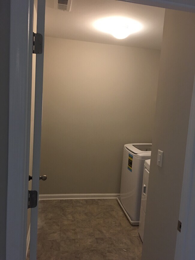 Building Photo - 1256 Elderwood Way