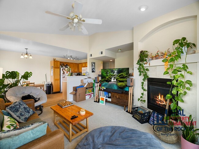 Building Photo - Charming 1-Bedroom Oasis with Vaulted Ceil...