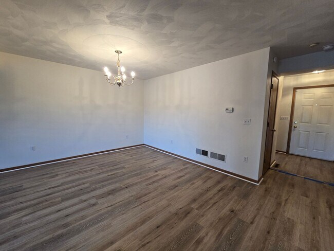 Building Photo - Large 2 Bedroom Townhouse - Burrell School District - Next to Hill Crest Country Club