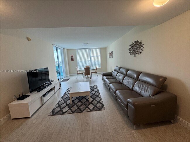 Building Photo - 2641 N Flamingo Rd