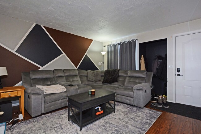 Building Photo - Beautiful 3-Bed 2-Bath Townhouse in Brooklyn Park!
