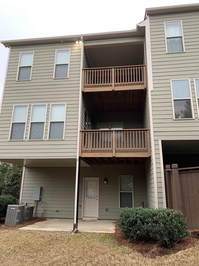Building Photo - 2562 Sibley Dr