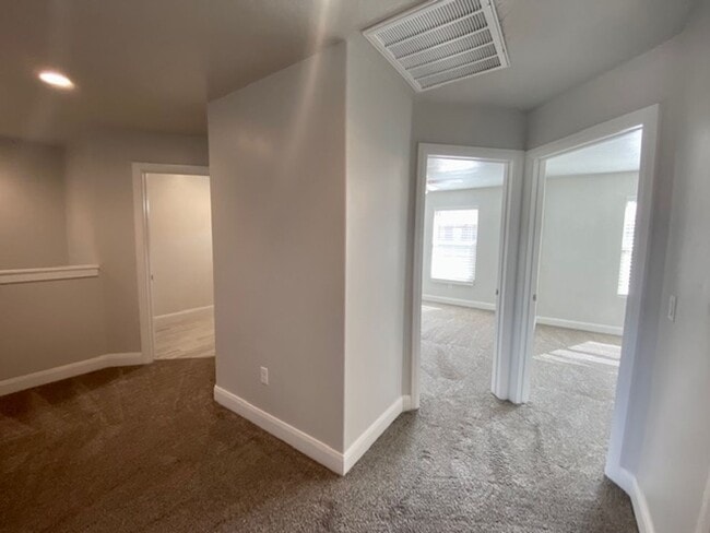 Building Photo - SPACIOUS TOWNHOME FOR RENT!
