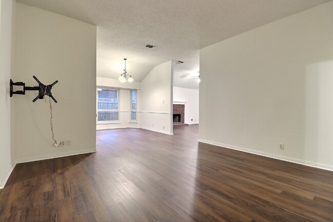 Building Photo - Move-In Ready 3-Bedroom with Included Washer/Dryer and Refrigerator in Northwest San Antonio.