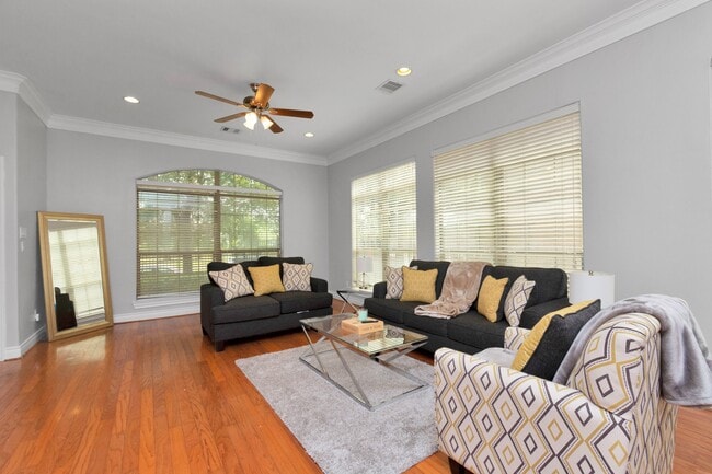 Building Photo - 9038 Lakes Dr
