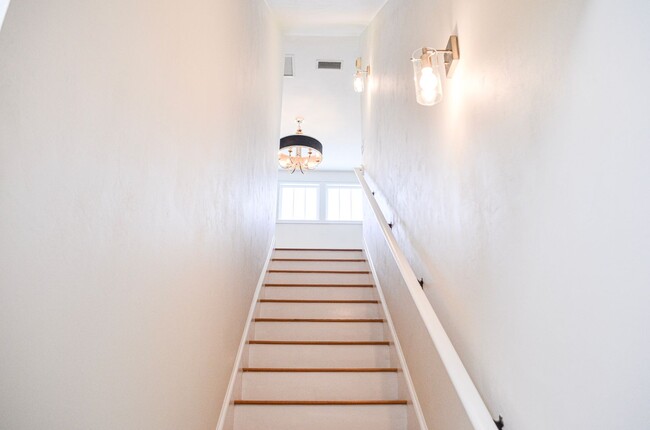 Building Photo - Gorgeous remodeled 3-bedroom, 2.5 bath hom...