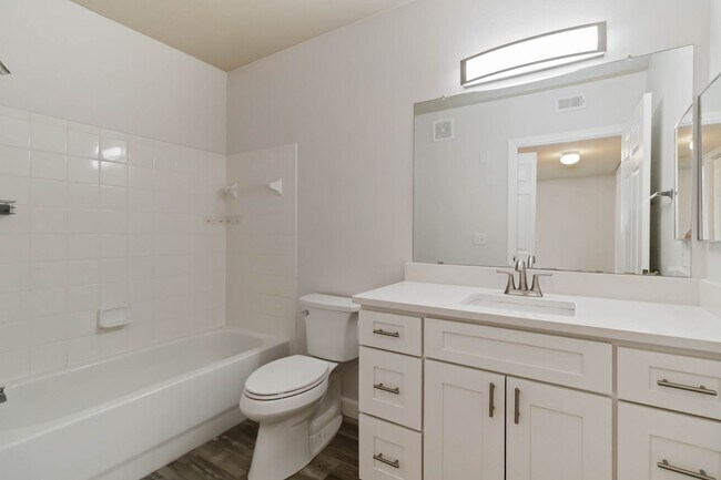 Building Photo - Newly updated 2 Bed / 2 Bath condo availab...