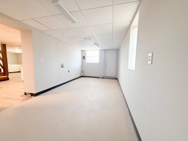 Building Photo - 4 Bedroom Two-Story Home with Large Yard, Lawn Care Included