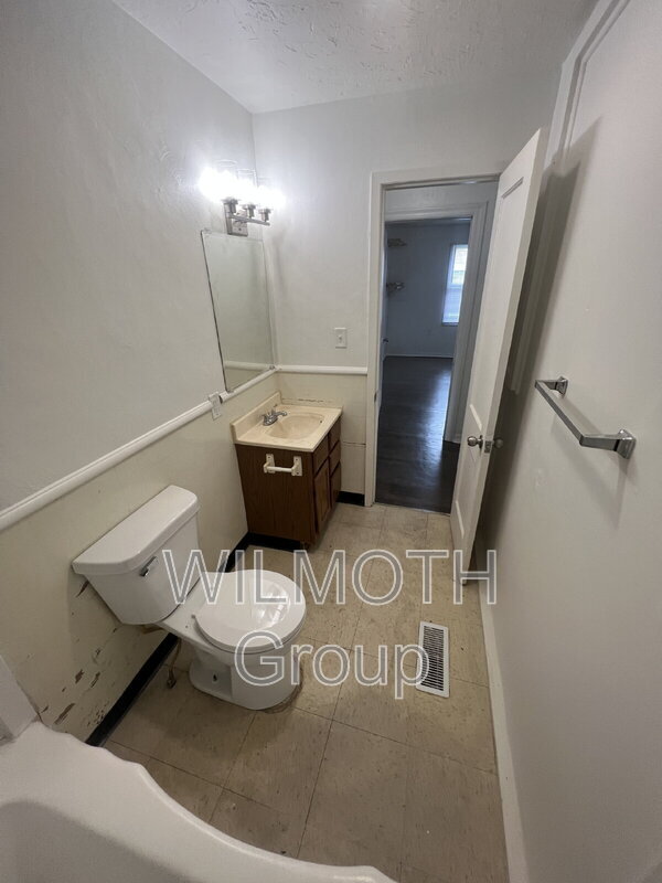 Building Photo - 702 W 23rd St