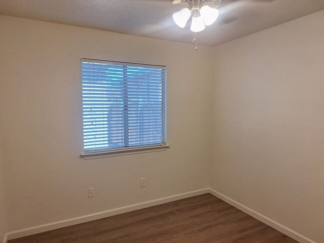 Building Photo - 3944-3946 Queens Ct