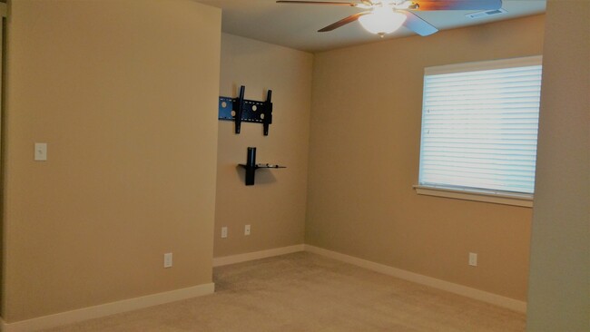 Building Photo - Spacious Fife 3 Bedroom with Fenced  Yard!