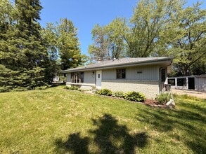 Building Photo - 3 Bed/1 Bath Home with Garage Parking!!