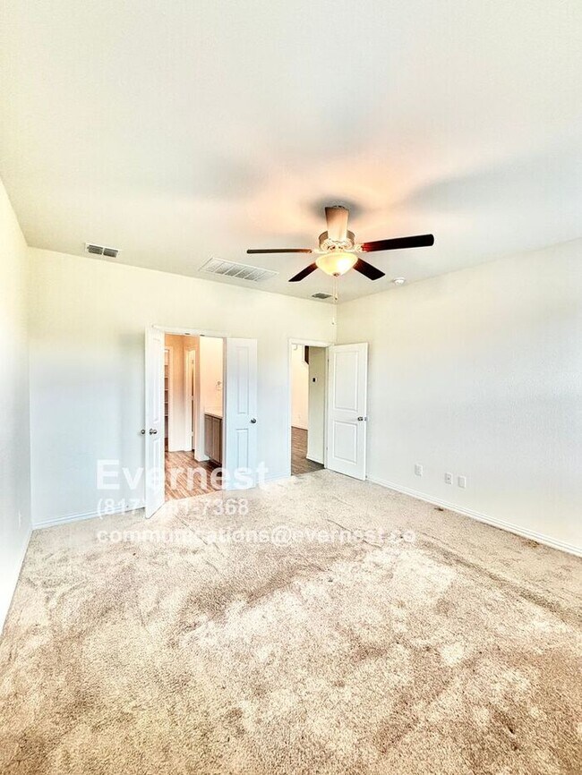 Building Photo - 4-Bedroom Home with Large Backyard and Con...
