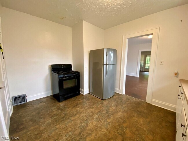 Building Photo - 400 Cloverdale Ave