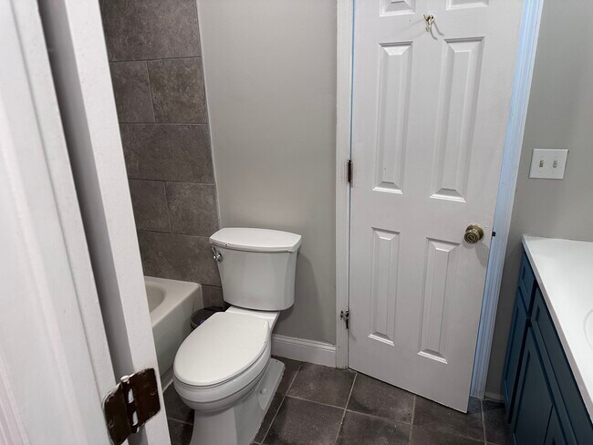 Building Photo - 2041 Greenwood Plz SW