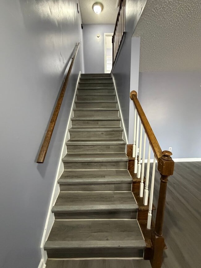 Building Photo - 3 Bd 2 Ba 1200 sq ft Townhouse