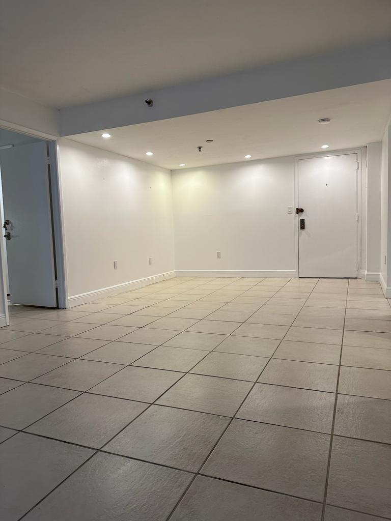 Building Photo - 1621 Collins Ave
