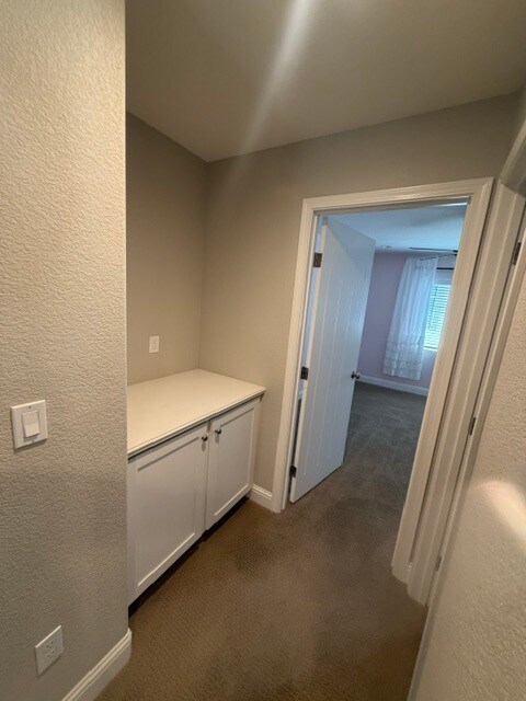 Building Photo - Gorgeous 3 Bedroom 3 Bathroom Plus Loft Area Home