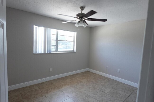 Building Photo - 650 SW 2nd Ave