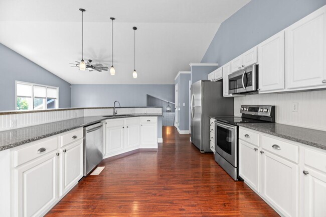 Building Photo - Beautiful 5 bedroom home in Andover School...