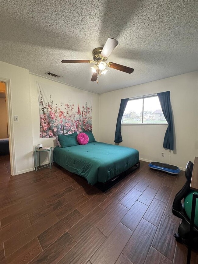 Building Photo - 2900 Lovell Dr