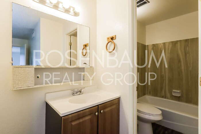 Building Photo - 2625 N Alvernon Way