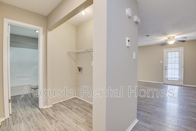 Building Photo - 2573 1/2 Tobacco Road - B