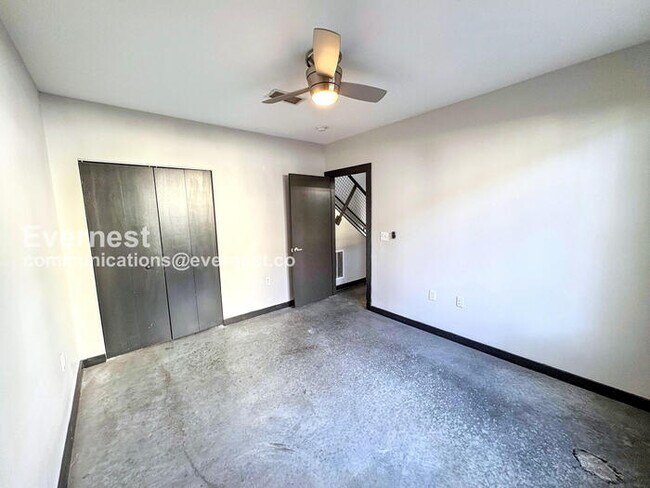 Building Photo - 2 Bed/2.5 Bath Townhome with Garage - 18 M...
