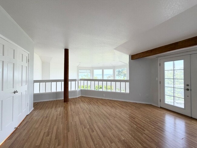 Building Photo - 3695 Sqft. Redondo home near Puget Sound!