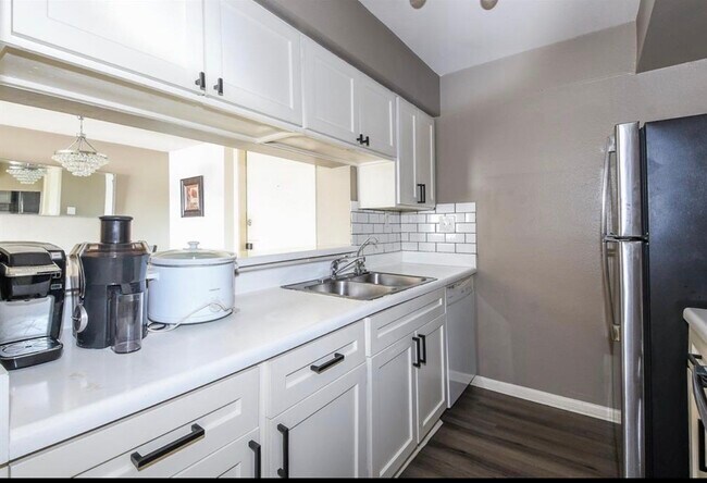 Building Photo - 8529 Hearth Dr