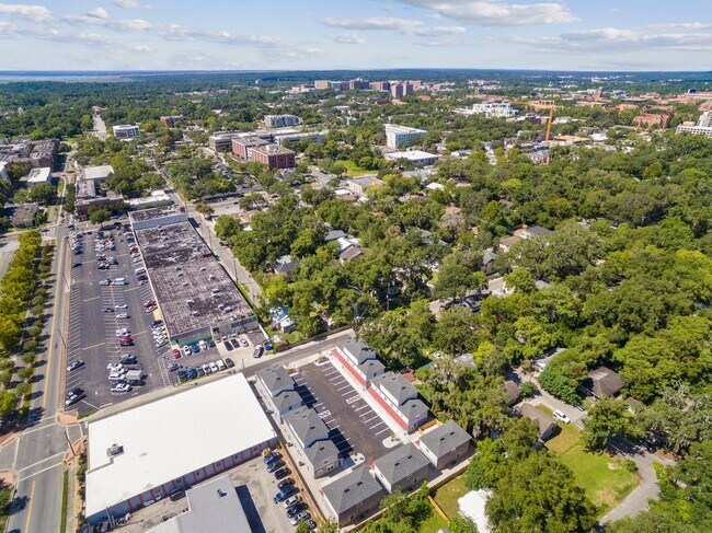 Building Photo - ** ONE MONTH FREE RENT** NOW LEASING FOR FALL 2026 IS NOW OPEN!