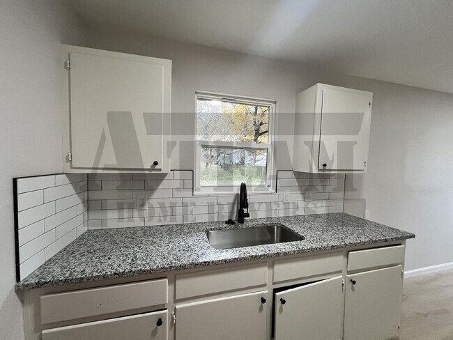 Building Photo - Beautifully updated 3-bedroom, 2-bathroom