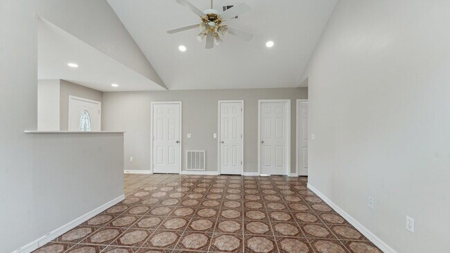 Building Photo - 905 SW Arrowhead Dr
