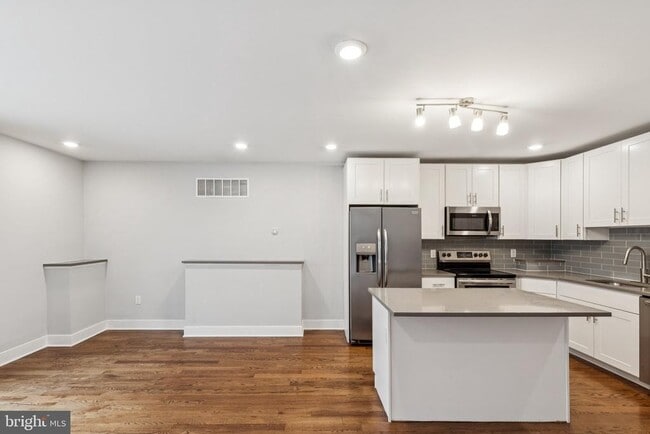 Building Photo - 814 N Uber St