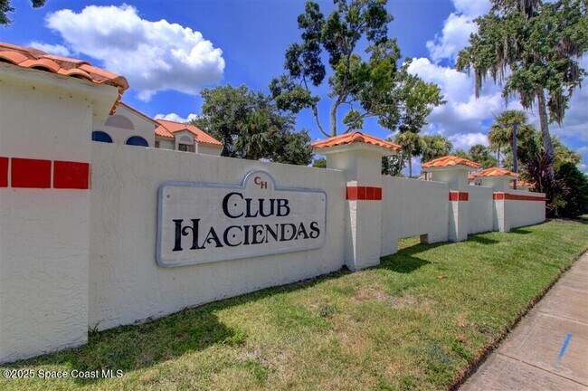 Building Photo - 1051 Country Club Dr