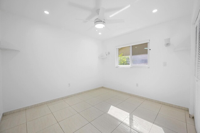 Building Photo - 9515 SW 118th Ct