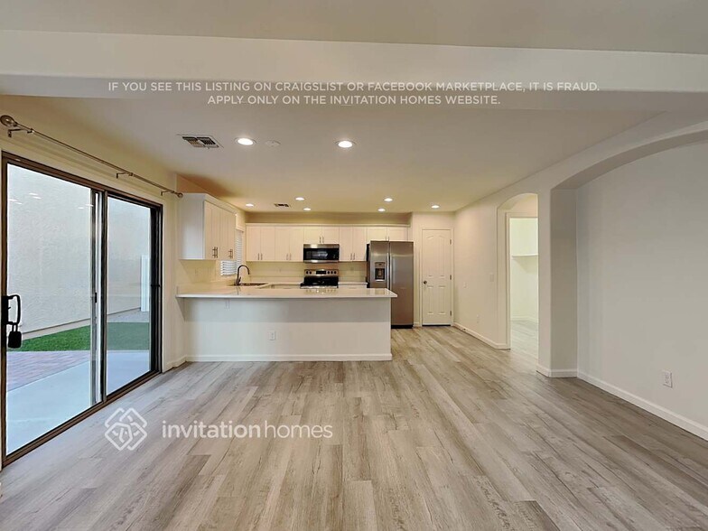 Building Photo - 5853 E Hoover Ave