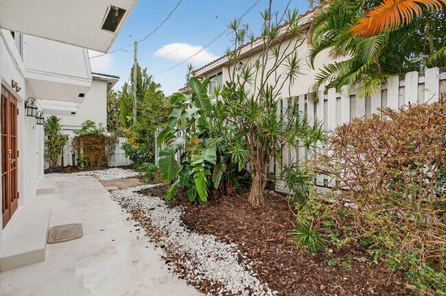 Building Photo - 536 SE 20th Ave