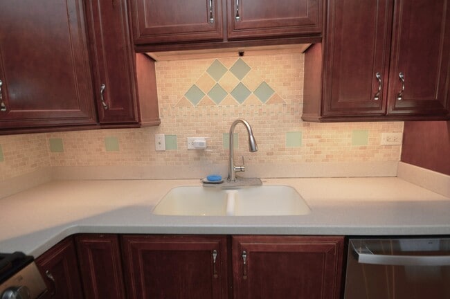 Building Photo - 1461 Balmoral Ave