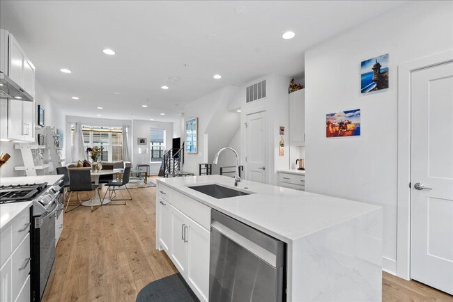 Building Photo - Modern 2024 Townhome with Rooftop Terrace.