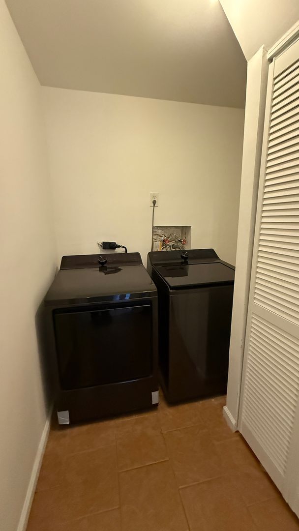 Building Photo - Three Bedroom Townhouse in River Oaks