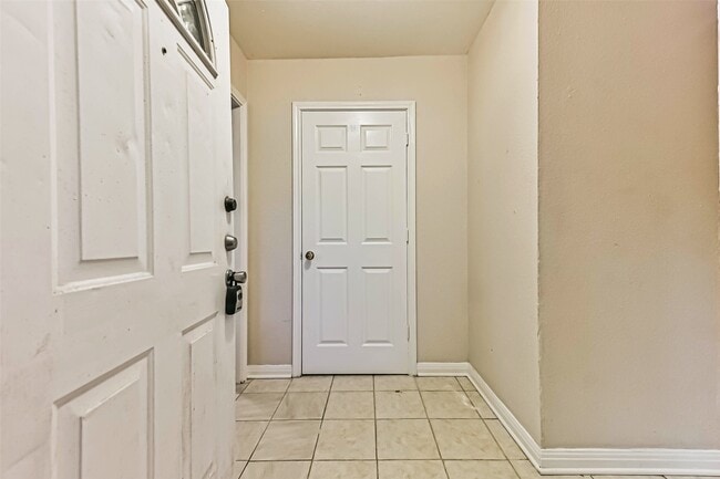 Building Photo - 6425 N Ridgecrest Dr