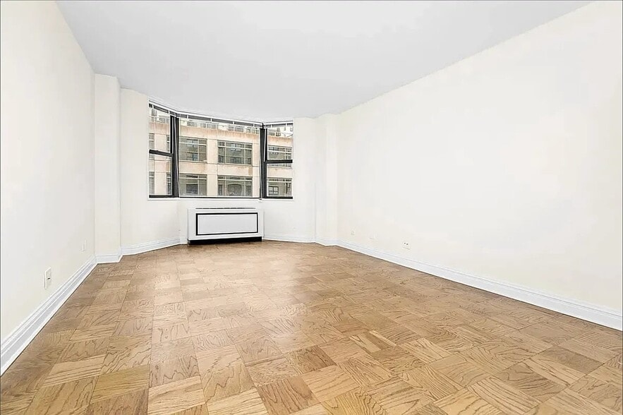 Building Photo - 310 W 94th St