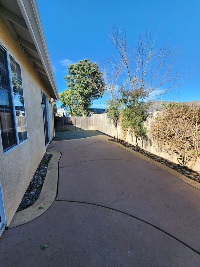 Building Photo - Gorgeous 4 Bed, 2 Bath Home with Large Garage and Fenced Backyard