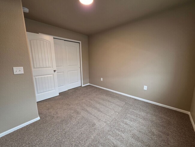 Building Photo - Beautiful 3 Bed 3 Bath Townhome!!